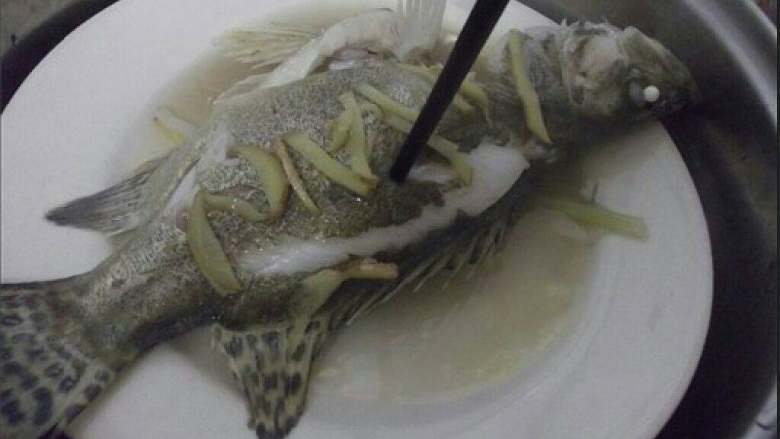 【清蒸桂花鱼】-年年有余,可以用筷子戳进鱼背部,能戳进去就熟啦。