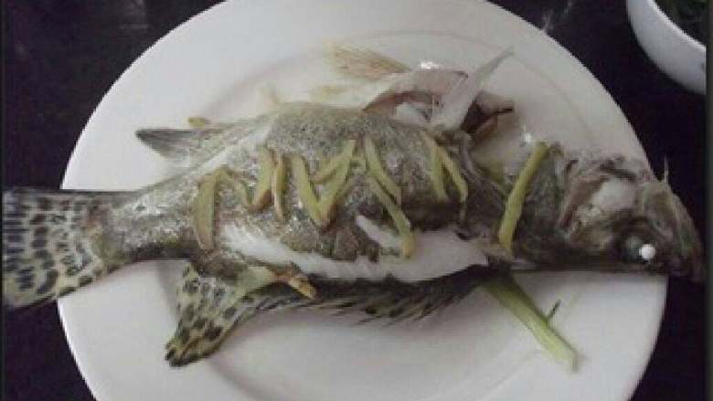 【清蒸桂花鱼】-年年有余,倒去多余的汤水,不要。去掉姜丝葱段,铺上葱丝,淋上适量生抽。