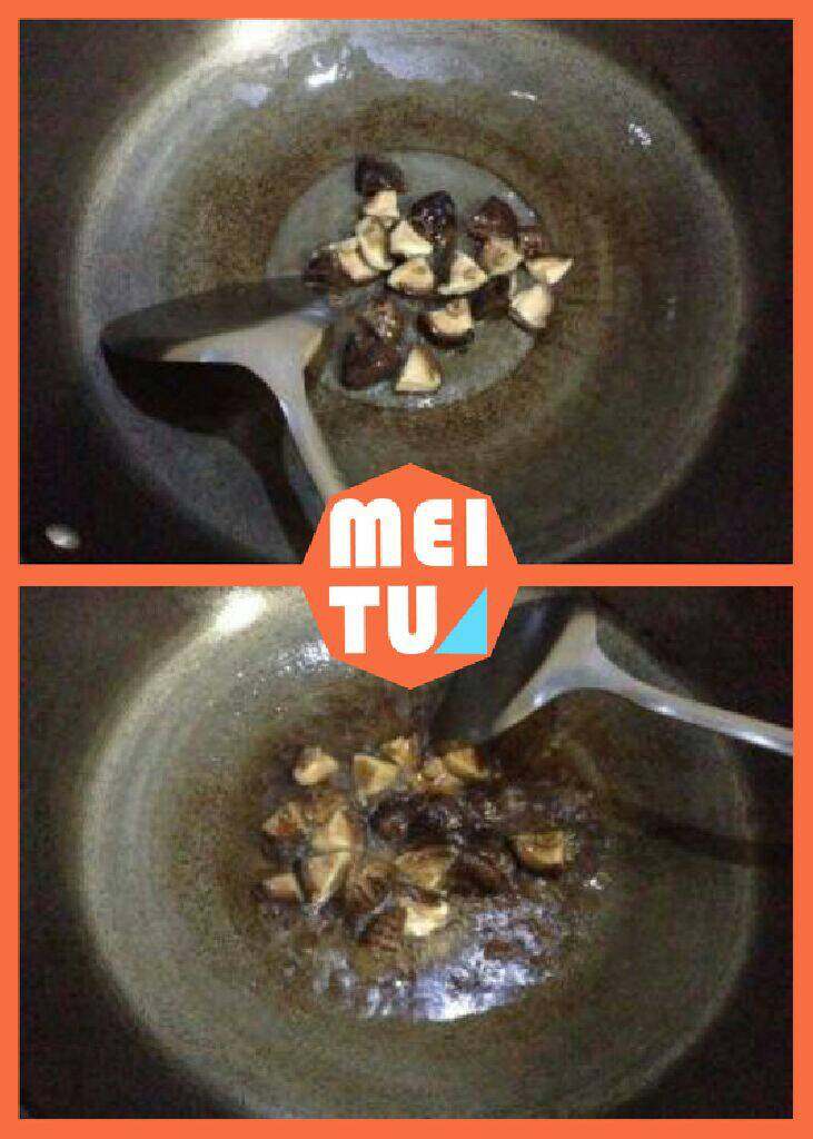 【香菇西芹炒虾仁】,锅内热油,放入香菇翻炒几下。加水加少许<a style='color:red;display:inline-block;' href='/shicai/ 692'>酱油</a>,煮至收汁先捞出。