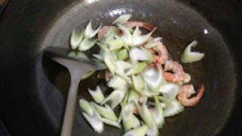 【香菇西芹炒虾仁】,虾仁炒几下变色,加入西芹和炒过的香菇。