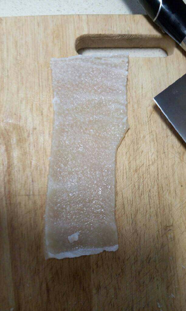 年年有余(鱼), 去掉猪皮上面多余的肥油,这样既能降低成品的脂肪含量也能是做好的猪皮冻更美观。