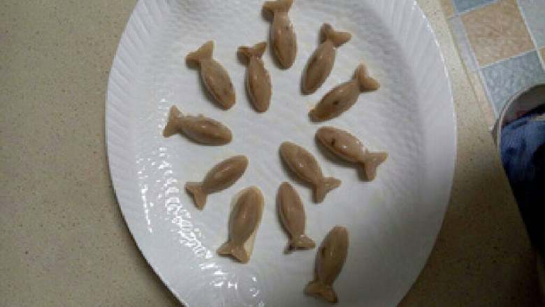 年年有余(鱼),鱼形的猪皮冻就做好了。脱模,摆盘,然后准备料汁