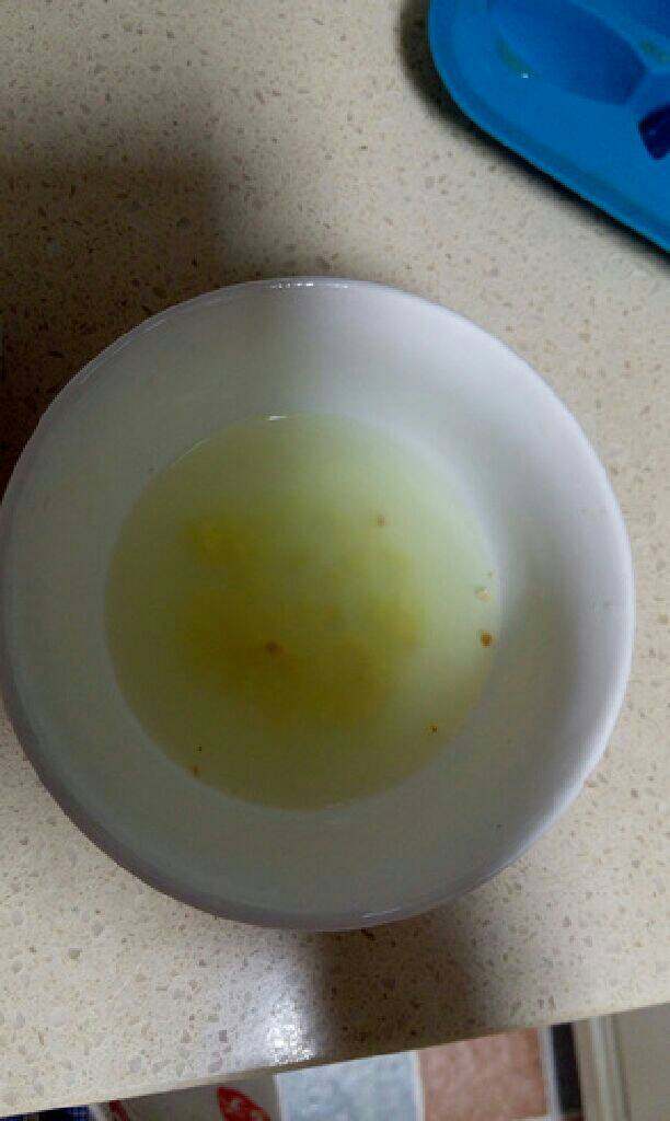年年有余(鱼),将拍碎的姜块放入碗中,加入少量热水,把姜的酱汁泡出来,泡的时候在水中反复捏几下,让姜汁味更浓。然后把多余的大块姜粒捞出,放入盐、味精、鸡精、白糖少许,味极鲜适量,醋适量搅拌均匀.
