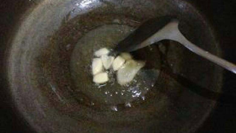 【粉丝蟹】,锅内热油，放入蒜和姜炒香。