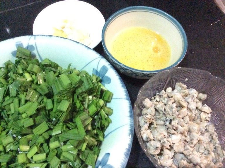 鸡蛋蚬肉炒韭菜,先将鸡蛋落盐、糖、油打匀。