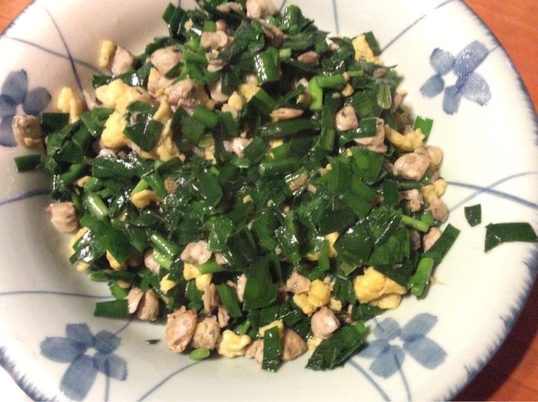 鸡蛋蚬肉炒韭菜,落油锅，爆香<a style='color:red;display:inline-block;' href='/shicai/ 6559'>蒜蓉</a>，放蚬肉和已切碎韭菜炒香，放小许盐和白糖，炒匀，然后放入已切碎的鸡蛋，再炒几下，上碟，一碟美味菜肴呈现在面前。