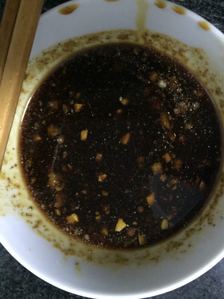 微波炉炸鸡翅,调味品混合，搅拌均匀