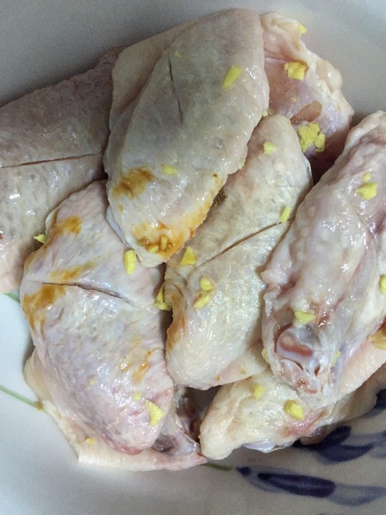 微波炉炸鸡翅,<a style='color:red;display:inline-block;' href='/shicai/ 4983'>鸡翅中</a>两面切刀