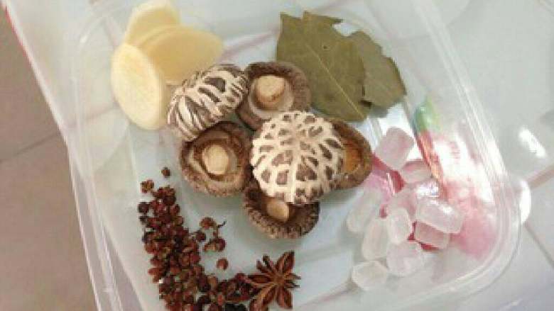 【红烧猪蹄】,准备好配料。姜切片，<a style='color:red;display:inline-block;' href='/shicai/ 241'>干香菇</a>适量，<a style='color:red;display:inline-block;' href='/shicai/ 741'>香叶</a>、<a style='color:red;display:inline-block;' href='/shicai/ 700'>花椒</a>、<a style='color:red;display:inline-block;' href='/shicai/ 695'>八角</a>、<a style='color:red;display:inline-block;' href='/shicai/ 866'>冰糖</a>适量。