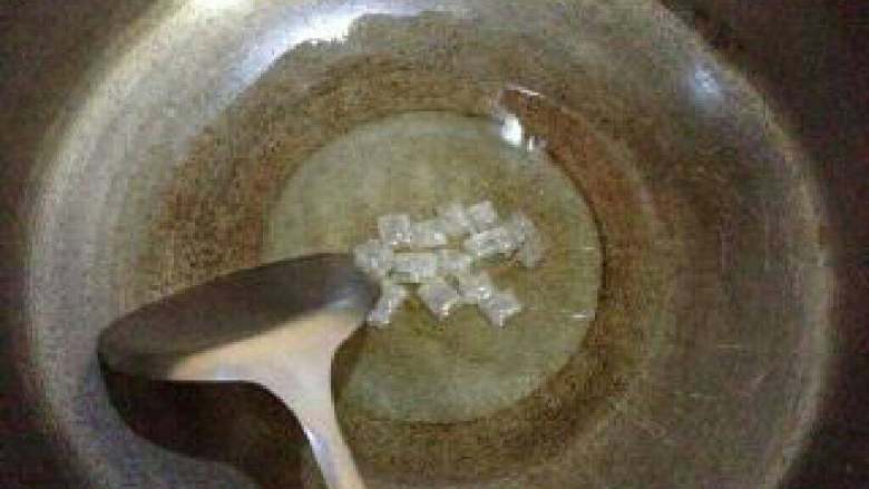 【红烧猪蹄】, 开始炒糖色，小火慢慢煮，一定要小火哦，不然容易发苦。溶化后搅一下就别动了，煮至冒白泡即可。