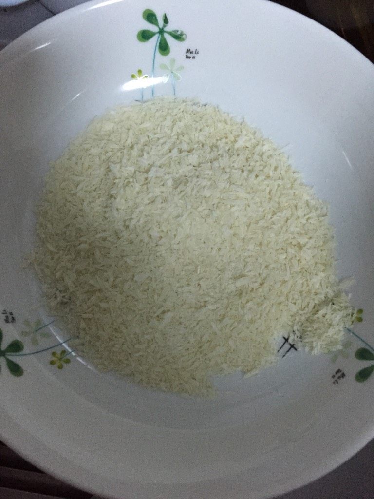 微波炉炸鸡翅,把鸡翅裹上<a style='color:red;display:inline-block;' href='/shicai/ 588'>面包糠</a>