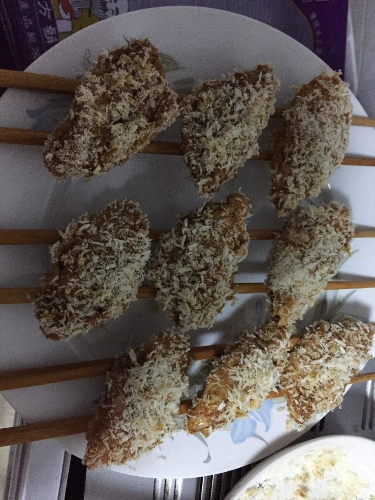 微波炉炸鸡翅,取一个盘子，用筷子架好，把鸡翅放在筷子上面