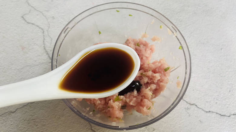 酱油蒸肉,一勺<a style='color:red;display:inline-block;' href='/shicai/ 692'>酱油</a>