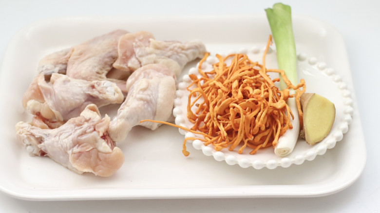 虫草花鸡汤,首先备齐所有的食材,嘻嘻,<a style='color:red;display:inline-block;' href='/shicai/ 24'>萝卜</a>忘记拍照了。