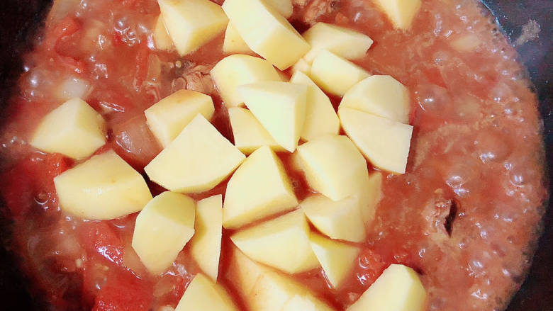 大盘鸡拌面,加入土豆,再炖煮10分钟。