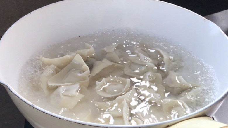 海鲜小馄饨,放入馄饨,晃动一下锅,以免粘锅,大火煮沸