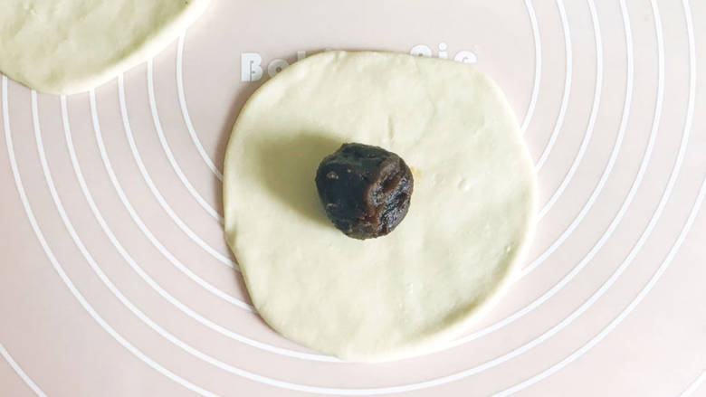 红糖面包,将醒好的面团,擀成薄片,中间放进红糖豆沙球