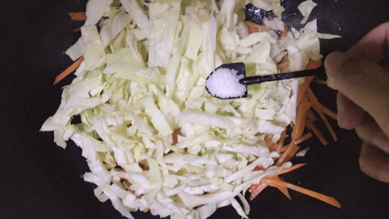 包菜胡萝卜炒鸡蛋,下包菜丝,加入适量盐
