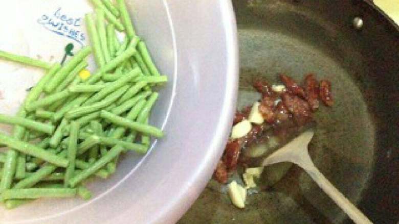 广式腊肠炒长豆角,加入长豆角。