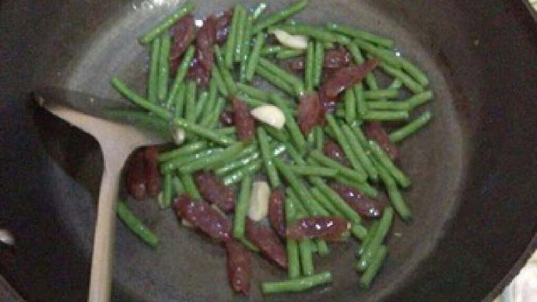 广式腊肠炒长豆角,爆炒均匀调入适量盐即可。
