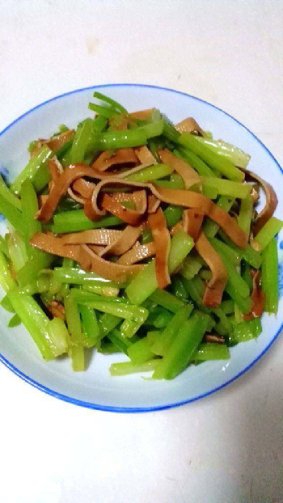 香芹豆腐皮,锅里油烧热，葱花炝锅，放入芹菜豆腐皮丝翻炒两分钟，撒盐，<a style='color:red;display:inline-block;' href='/shicai/ 756'>鸡精</a>调味，翻炒一分钟，关火盛盘即可！