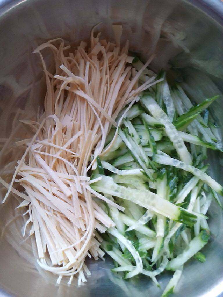 家常凉菜,将<a style='color:red;display:inline-block;' href='/shicai/ 54'>黄瓜</a>和<a style='color:red;display:inline-block;' href='/shicai/ 480'>干豆腐</a>切丝备用。