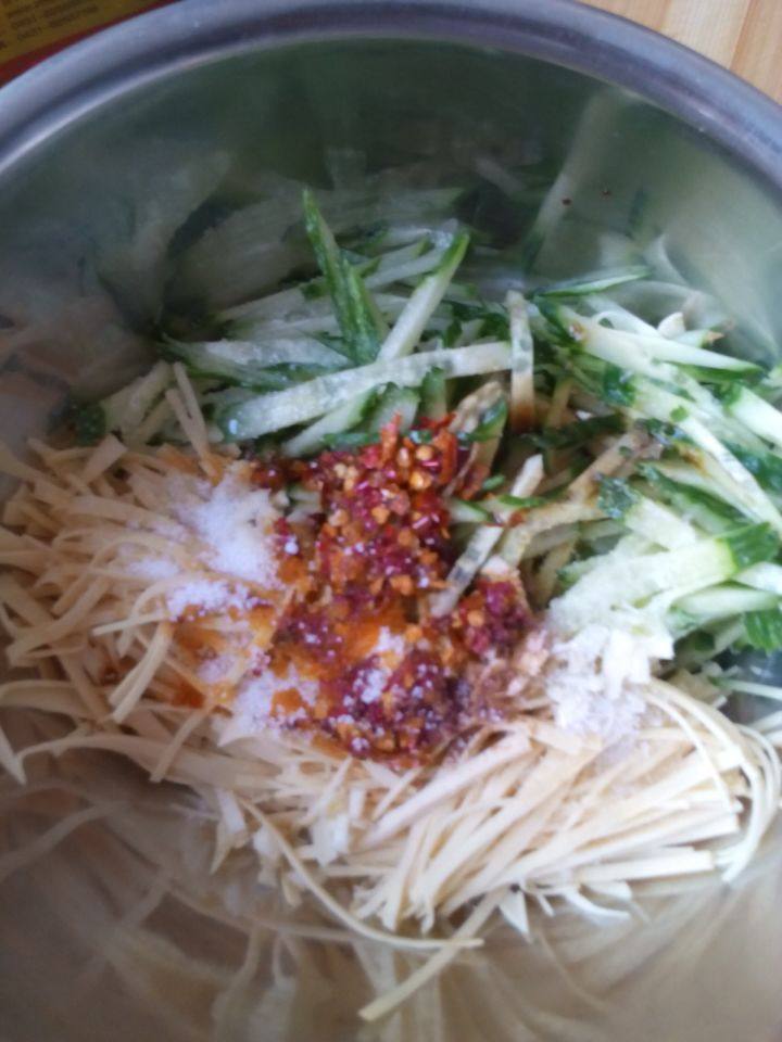 家常凉菜,加入适量的<a style='color:red;display:inline-block;' href='/shicai/ 852'>辣椒油</a>， <a style='color:red;display:inline-block;' href='/shicai/ 12043'>花椒粉</a>， 白<a style='color:red;display:inline-block;' href='/shicai/ 10588'>糖</a>， 盐，<a style='color:red;display:inline-block;' href='/shicai/ 692'>酱油</a>， 醋，<a style='color:red;display:inline-block;' href='/shicai/ 717'>味精</a>，蒜末。