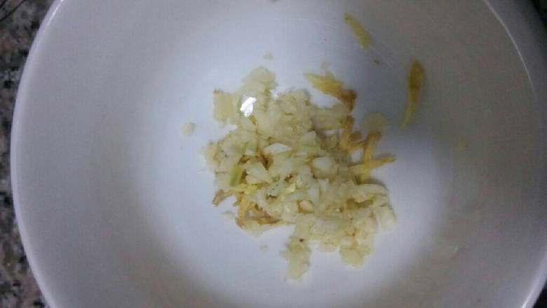 最简单省事还好吃的白灼大虾,<a style='color:red;display:inline-block;' href='/shicai/ 37'>姜</a>蒜切末放碗底