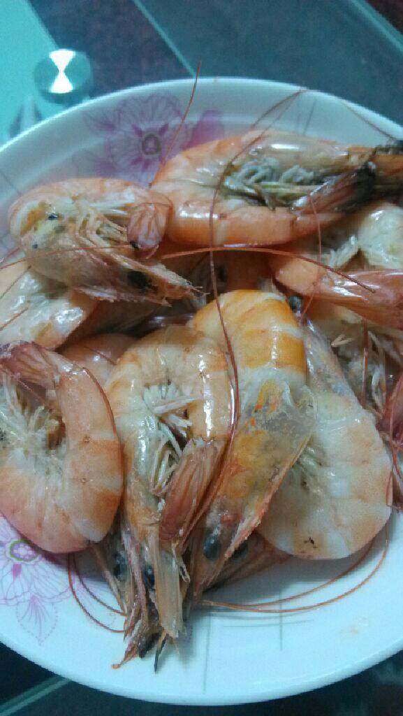 最简单省事还好吃的白灼大虾,煮熟的大虾剥皮去虾线，蘸着吃，大虾的甜鲜味加上蘸水的一咸鲜味，吃来也不比饭店差