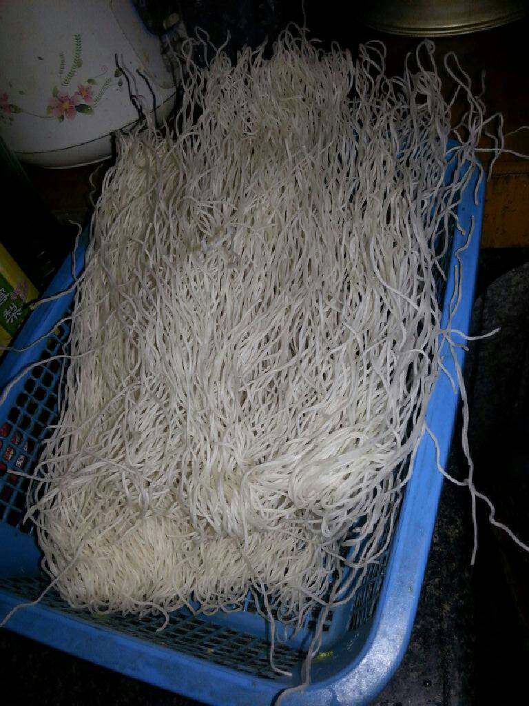 年夜饭菜谱(海鲜煮粉干),如图<a style='color:red;display:inline-block;' href='/shicai/ 13193'>粉干</a>准备。