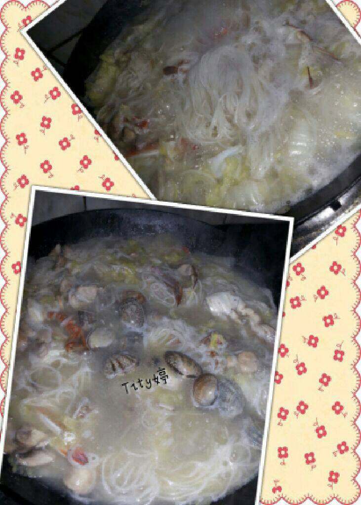 年夜饭菜谱(海鲜煮粉干),接着放入粉干，盖上锅盖闷煮片刻，最后放入<a style='color:red;display:inline-block;' href='/shicai/ 1816'>花蛤</a>煮开，<a style='color:red;display:inline-block;' href='/shicai/ 717'>味精</a>，盐巴调味即可。