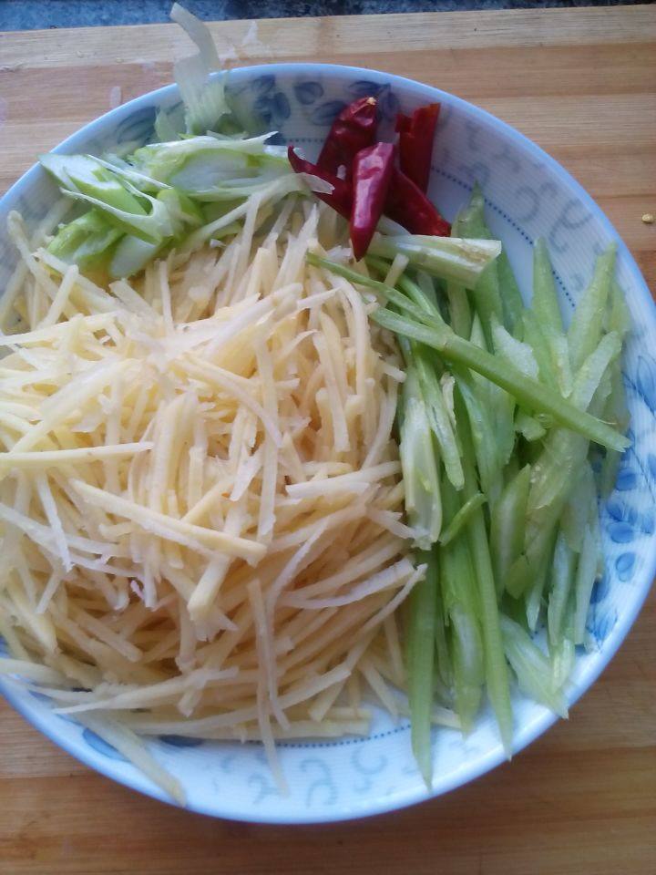 芹菜土豆丝,<a style='color:red;display:inline-block;' href='/shicai/ 23'>土豆</a>去皮切丝用水浸泡备用，葱花， <a style='color:red;display:inline-block;' href='/shicai/ 125'>芹菜</a>切丝备用。