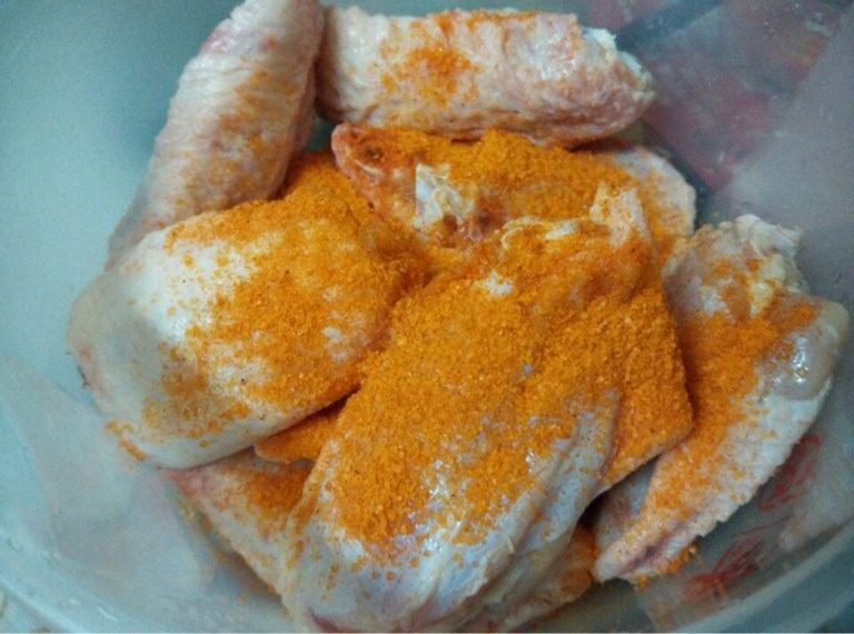 奥尔良烤翅,如图鸡翅洗净用厨房纸擦干水，放入奥尔良烤翅料搅拌均匀放入冰箱腌制一晚