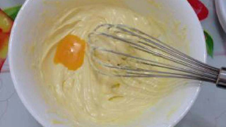 【爱心杏仁饼】----想念的心, 加入少许<a style='color:red;display:inline-block;' href='/shicai/ 1118'>蛋液</a>，搅匀