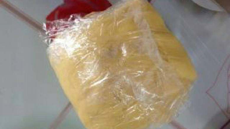 【爱心杏仁饼】----想念的心,用保鲜膜包住，放入冰箱冷藏半小时-1小时。