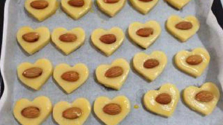 【爱心杏仁饼】----想念的心,每个心型中间压上一颗杏仁粒。