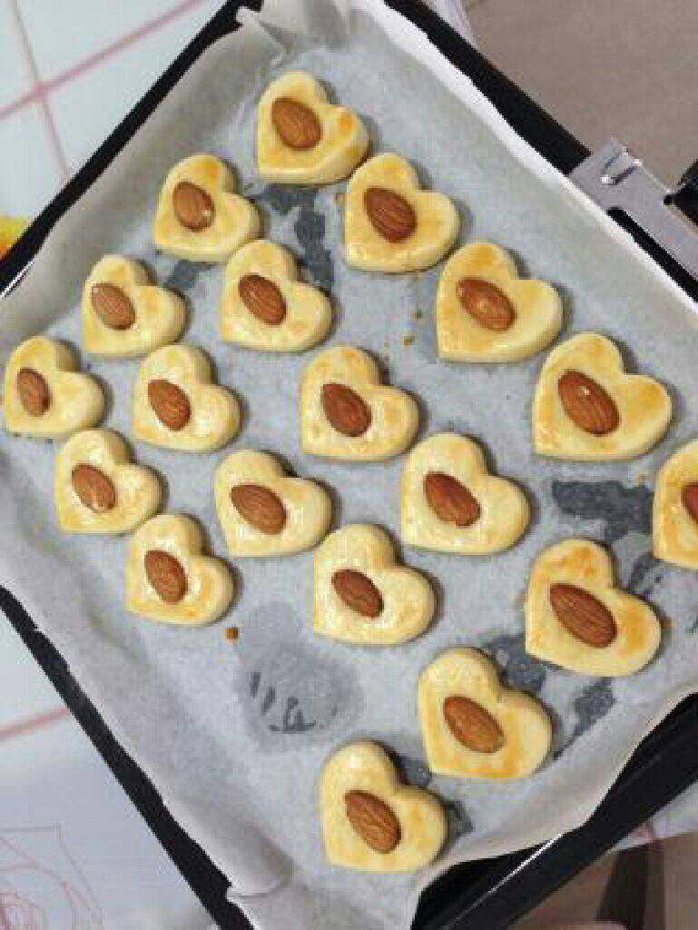 【爱心杏仁饼】----想念的心,烤箱预热170度，上下火，中层，烤20分钟后用锡纸盖上，余温焖10分钟。（烤箱的温度和时间要根据自家烤箱进行调整哦，要用目测）。