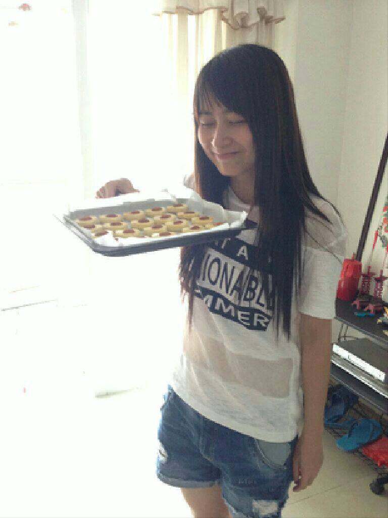 【爱心杏仁饼】----想念的心,出炉真的是香喷喷啊，同学来家里马上吃掉一块啊，还没放凉呢。