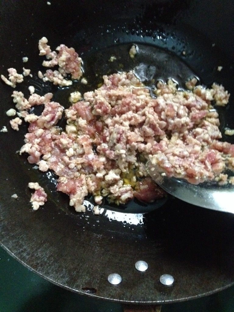肉末豌豆米,如图<a style='color:red;display:inline-block;' href='/shicai/ 442'>肉末</a>爆香待用
