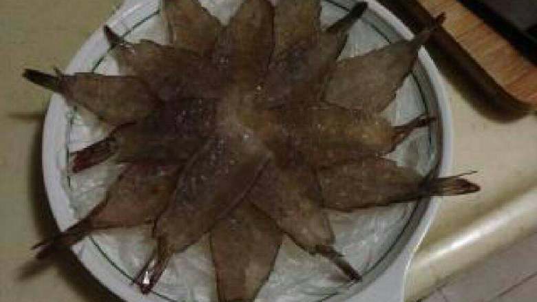 【芙蓉虾】-蒸”的鲜美!
, 粉丝摆在摆底，再摆放上虾，摆一个自己觉得满意的造型就可以了。