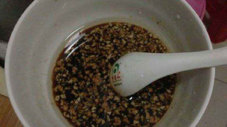 【芙蓉虾】-蒸”的鲜美!
,把蒜蓉捞至碗里，加入适量清水和酱油，再加少量的盐搅匀。