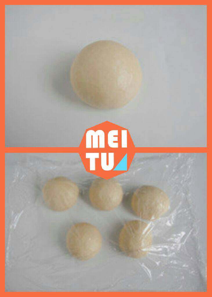 火腿面包,发酵好的面团取出,进行排气后揉成原面团的大小。分为较均匀的5小份。盖上保鲜膜,静置10分钟。