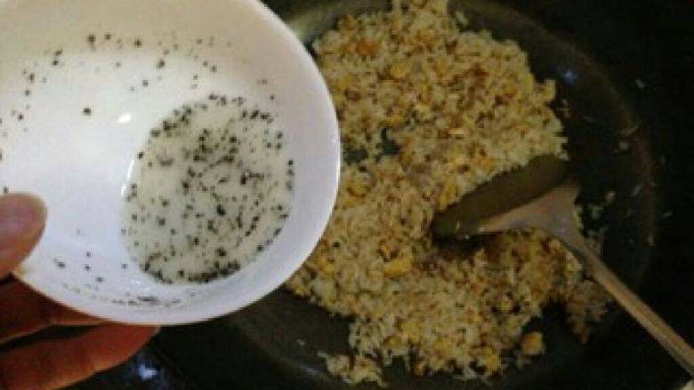 【培根秋葵炒饭】,再加点黑椒碎水,这样米饭不会特别干。如果你喜欢很干,可以直接洒黑椒碎而不加水。