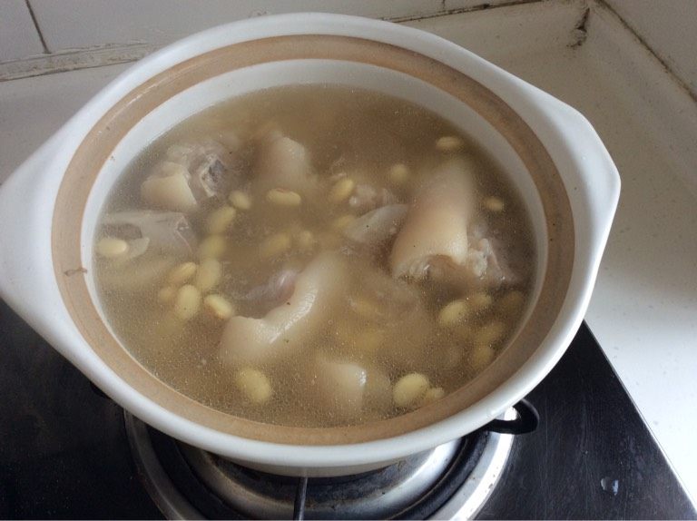 猪蹄黄豆煲