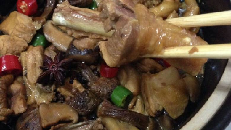 【双菌菇鸡肉煲】