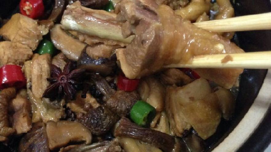 【双菌菇鸡肉煲】