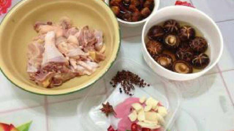 【双菌菇鸡肉煲】,准备好材料。<a style='color:red;display:inline-block;' href='/shicai/ 94'>鸡肉</a>切块洗净，双菇用温水泡软。