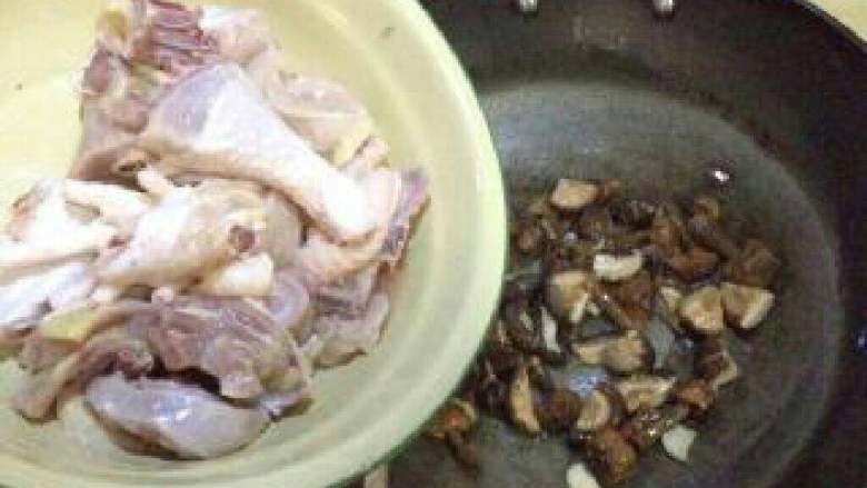 【双菌菇鸡肉煲】,加入鸡肉炒1分钟。