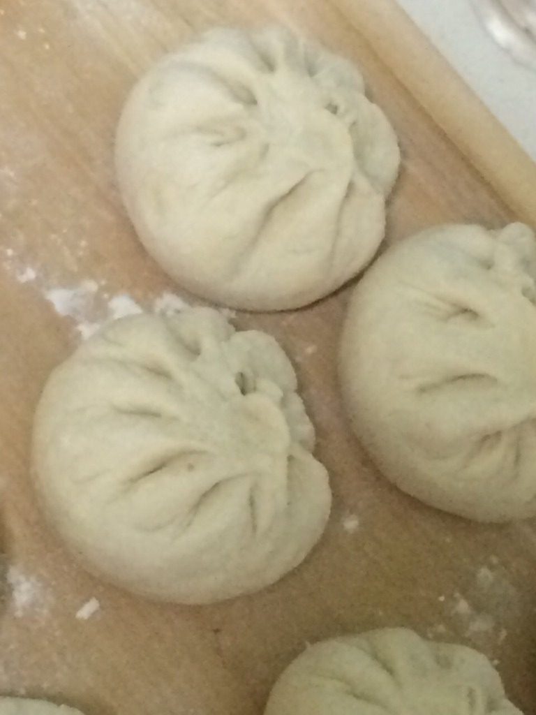 香菇丝瓜猪肉包,包成包子,上锅蒸。上汽后15分钟。关火后等5分钟再打开锅盖
