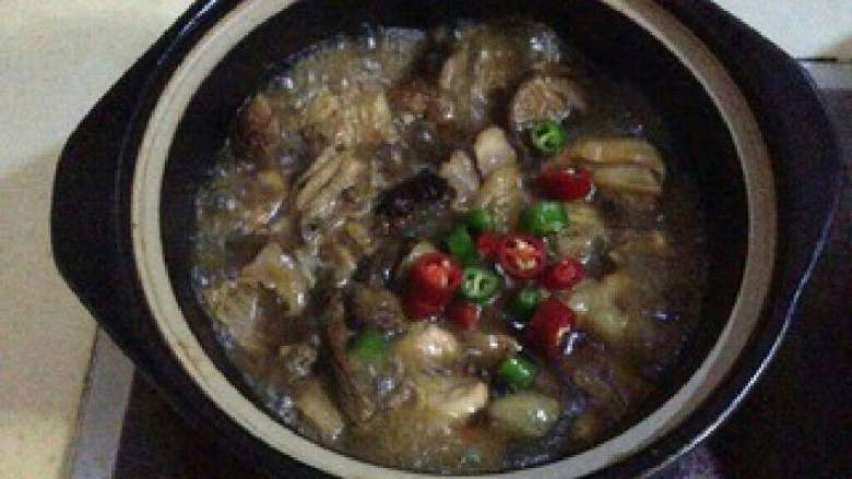 【双菌菇鸡肉煲】,出锅前加入辣椒圈调入盐和酱油大火煮1分钟即可。